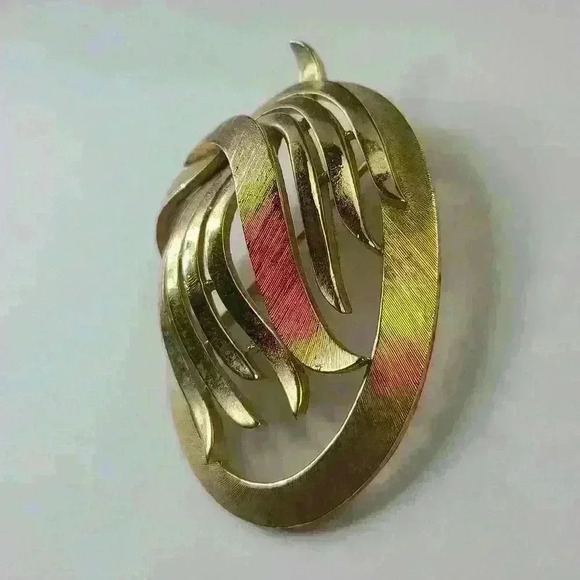 CROWN TRIFARI  vintage Crown Trifari Art Deco Gold-toned Trifari brooch - Picture 7 of 17